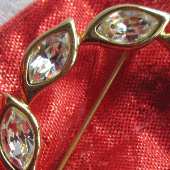 ๐ MONET GOLD ROUND SWARVORSKI CRYSTAL LEAF BROOCH โ VINTAGE ๐ - Picture 11 of 13